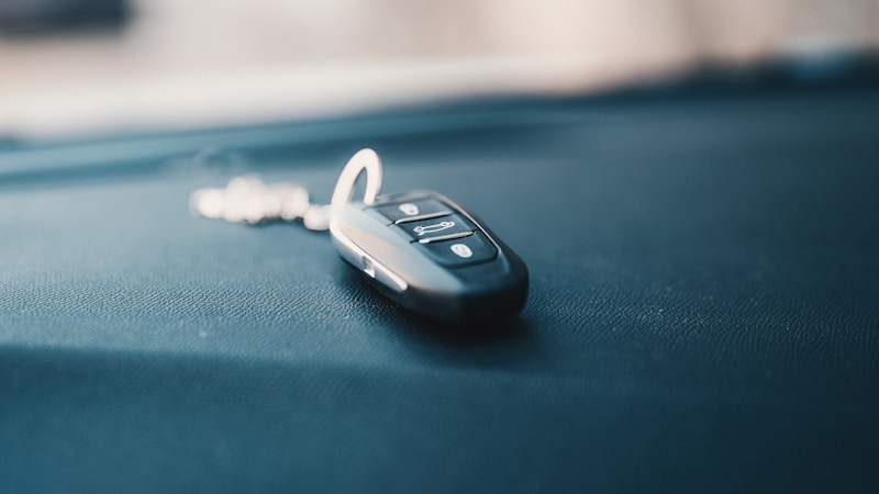 サーファーの車の鍵どうする?海でなくさない安全な保管方法と開閉トラブル対策タイトル